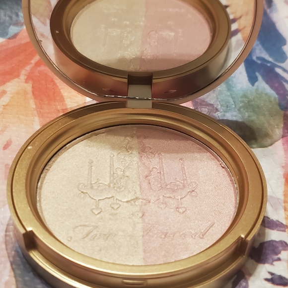 Too faced Candlelight highlighter